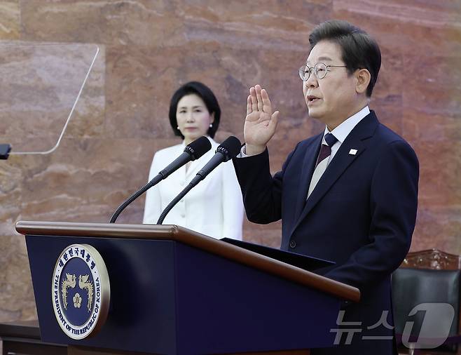 이재명 대통령이 4일 오전 국회 본청 로텐더홀에서 열린 제21대 대통령 취임 선서 행사에서 선서를 하고 있다. 2025.6.4/뉴스1 ⓒ News1 국회사진기자단