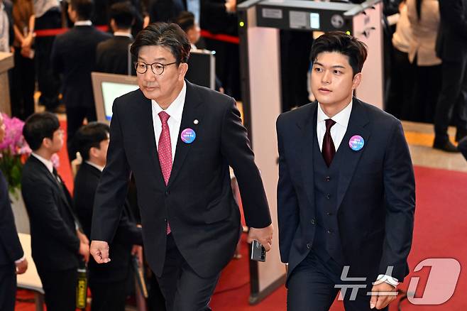 김용태 국민의힘 비상대책위원장과 권성동 원내대표가 4일 서울 여의도 국회에서 열린 제21대 대통령 취임선서에 참석하고 있다. 2025.6.4/뉴스1 ⓒ News1 국회사진기자단