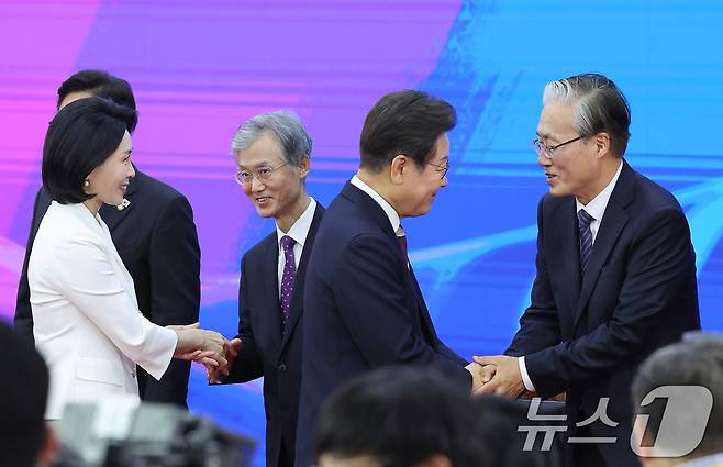 이재명 대통령이 4일 서울 여의도 국회 본청 로텐더홀에서 제21대 대통령 취임 선서를 마친 뒤 김형두 헌법재판소장 권한대행과 인사하고 있다. 2025.6.4/뉴스1 ⓒ News1 국회사진기자단