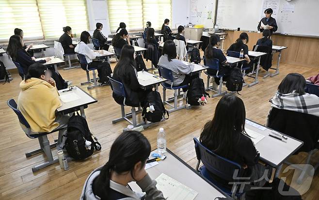 2026학년도 대학수학능력시험 6월 모의평가가 치러진 4일 서울 영등포구 여의도여자고등학교에서 학생들이 시험 준비를 하고 있다. 2025.6.4/뉴스1 ⓒ News1 사진공동취재단