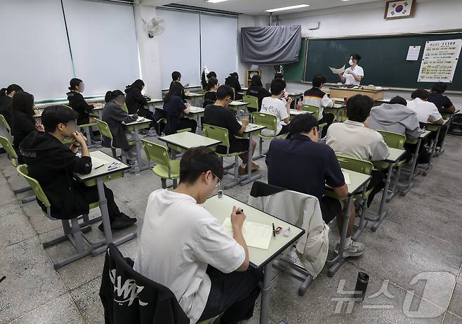 2026학년도 대학수학능력시험 6월 모의고사가 치러진 4일 오전 서울 광진구 광남고등학교에서 3학년 학생들이 시험 준비를 하고 있다. 2025.6.4/뉴스1 ⓒ News1 사진공동취재단