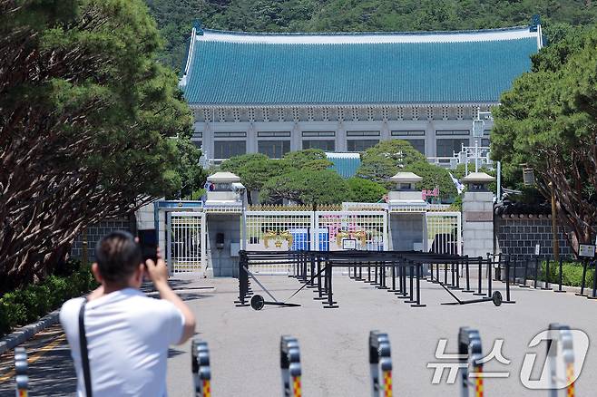 권력의 상징에서 ‘국민 품으로 돌아간 공간’으로 환영받았던 청와대가 다시 대통령 집무실로 변경될 예정인 가운데 4일 휴관으로 문이 닫힌 청와대를 찾은 외국인 관광객이 기념 사진을 찍고 있다. 2025.6.4/뉴스1 ⓒ News1 박정호 기자