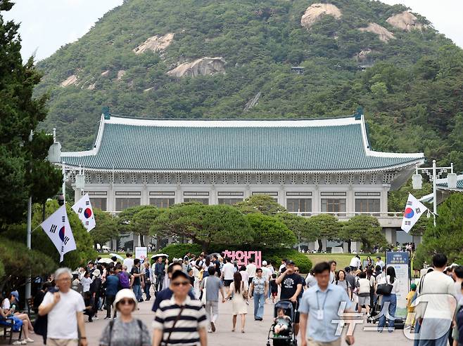 제21대 대통령 선거 투표일인 3일 서울 종로구 청와대에서 관람객들이 경내를 둘러보고 있다. 2025.6.3/뉴스1 ⓒ News1 황기선 기자