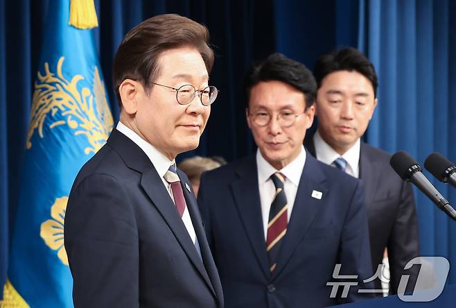 이재명 대통령이 4일 서울 용산구 대통령실 청사 브리핑룸에서 국무총리와 국정원장, 대통령 비서실장 등 인선발표를 하기 위해 입장하고 있다. 국무총리 후보자로는 김민석 국회의원, 국정원장 후보자로는 이종석 전 통일부장관이 지명됐다. 대통령 비서실장으로는 강훈식 국회의원, 안보실장에는 위성락 국회의원이 임명됐고, 경호처장은 황인권 전 육군 대장, 대변인은 강유정 국회의원이 임명됐다. 2025.6.4/뉴스1 ⓒ News1 허경 기자
