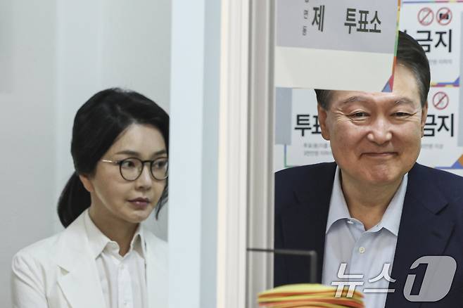 윤석열 전 대통령과 김건희 여사가 제 21대 대통령 선거일인 3일 오전 서울 서초구 원명초등학교에 마련된 서초4동 제3투표소에서 투표를 하기위해 대기하고 있다. (공동취재) 2025.6.3/뉴스1 ⓒ News1 김명섭 기자