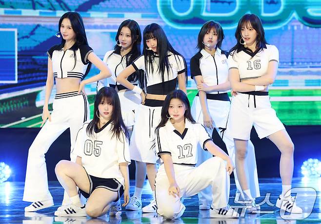 그룹 유스피어(USPEER)가 4일 서울 마포구 SBS 프리즘타워에서 가진 첫 싱글 '스피드 존'(SPEED ZONE) 발매 쇼케이스에서 타이틀곡 '줌'(ZOOM)을 선보이고 있다. 2025.6.4/뉴스1 ⓒ News1 권현진 기자