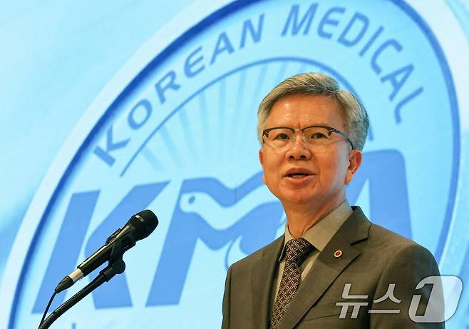 김택우 대한의사협회 회장이 4일 오후 서울 용산구 대한의사협회회관에서 ‘새 대통령에게 바랍니다’ 기자회견을 하고 있다. 2025.6.4/뉴스1 ⓒ News1 박세연 기자