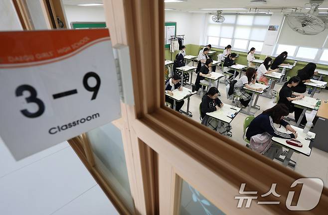 학생들이 2026학년도 대학수학능력시험 6월 모의평가 1교시 국어 영역 시험을 준비하고 있다. /뉴스1 ⓒ News1 공정식 기자
