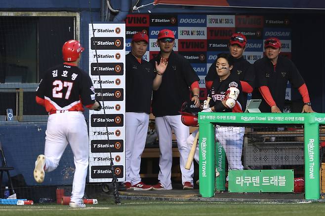 KIA 김호령이 3일 서울 잠실구장에서 열린 2025 KBO리그 정규시즌 두산전 득점 후 더그아웃에 들어가고 있다. 사진 | KIA 타이거즈