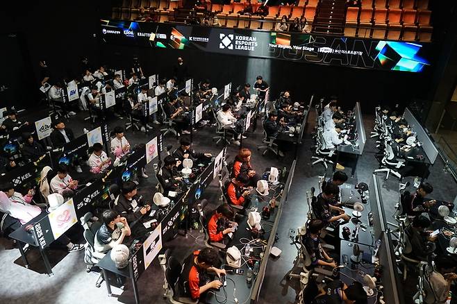 24일 부산 진구 부산e스포츠경기장에서 2025 KEL 배틀그라운드 모바일 본선 경기가 열리고 있다. 사진 | 한국e스포츠협회
