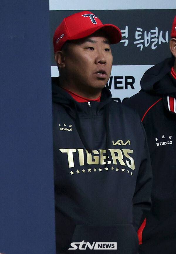 4일 서울 송파구 잠실야구장에서 열린 2025 KBO리그 KIA 타이거즈와 LG 트윈스의 경기, 이범호 KIA 감독이 경기를 지켜보고 있다. 사진┃뉴시스