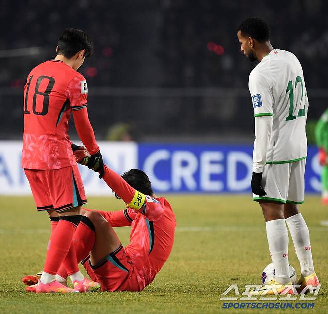 20일 고양종합운동장에서 열린 2026 FIFA 북중미 월드컵 아시아지역 3차 예선 대한민국과 오만의 경기. 이강인이 오만 거친 태클에 넘이진 손흥민을 챙기고 있다. 고양=박재만 기자 pjm@sportschosun.com/2025.03.20/