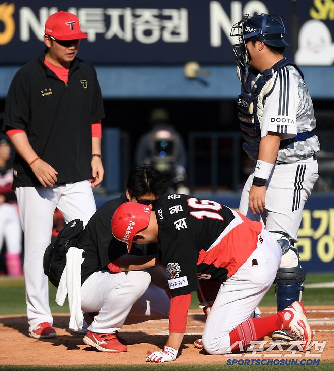 보호대를 착용한 팔꿈치를 강타한 151km 강속구 직후 그대로 주저앉은 최원준.