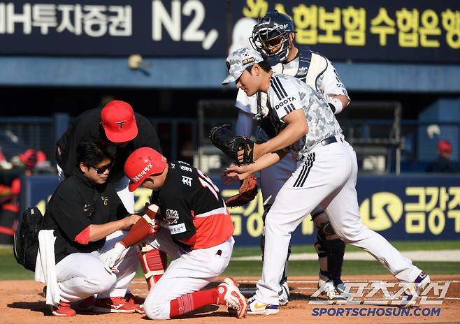 마운드에서 홈까지 내려온 곽빈은 진심으로 타자 최원준을 걱정했다.