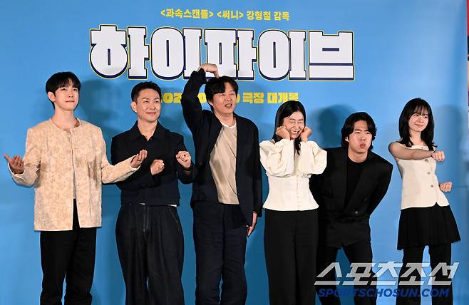 영화 '하이파이브'의 언론 시사회가 26일 용산CGV에서 열렸다. 왼쪽부터 박진영, 오정세, 김희원, 라미란, 안재홍, 이재인이 포토타임을 갖고 있다. 허상욱 기자 wook@sportschosun.com/2025.05.26/