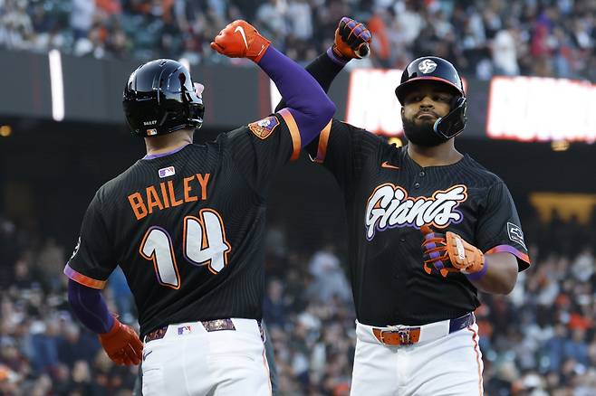 엘리엇 라모스가 3회말 투런홈런을 치고 들어와 패트릭 베일리의 축하를 받고 있다. EPA연합뉴스