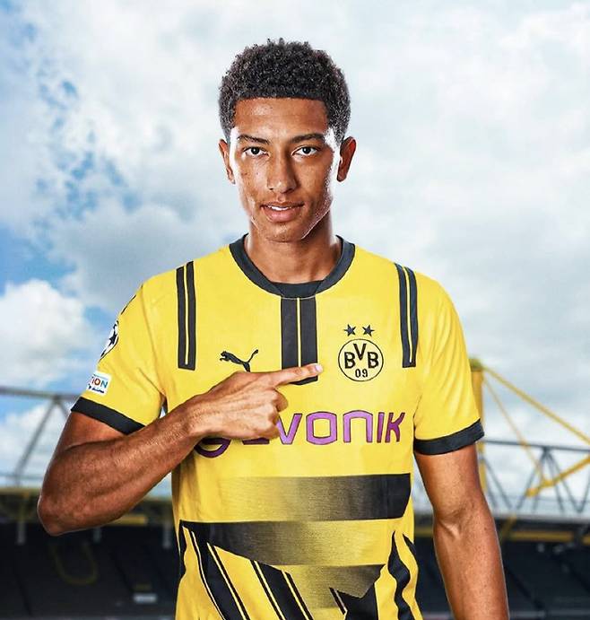 [스포츠조선 강우진 기자]레알 마드리드의 스타 주드 벨링엄의 동생인 조브 벨링엄이 자신의 이름을 전 세계에 알리고 있다. 벨링엄은 자신의 소속팀인 선덜랜드가 다음 시즌 잉글랜드 프리미어리그(EPL)로 승격하는 데 큰 역할을 했다. 

선덜랜드는 유명 다큐멘터리 '죽어도 선덜랜드'로 인기를 끌고 있는 팀이다. 선덜랜드의 승격 도전을 그리려했으나 3부리그까지 강등되는 잔인한 현실을 조명하며 화제가 됐다. 

영국 풋볼인사이더는 4일(한국시각) "벨링엄은 셰필드 유나이티드를 꺾고 프리미어리그 승격을 확정 지은 플레이오프 결승전에서 선덜랜드의 핵심 선수로 활약했다"라며 "선덜랜드는 이 승리로 8년 만에 프리미어리그로 복귀하게 됐다"라고 보도했다. 사진=SNS