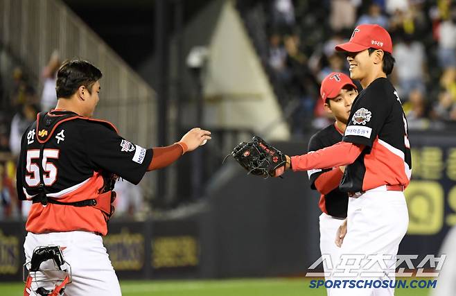 가장 먼저 다가와 데뷔전 볼을 챙겨준 포수 한준수.