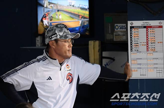 3일 잠실구장에서 열린 두산 베어스와 KIA 타이거즈의 경기. 두산 조성환 감독대행이 생각에 잠겨 있다. 잠실=박재만 기자 pjm@sportschosun.com/2025.06.03/