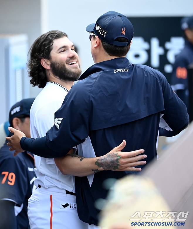 3일 대전 한화생명볼파크에서 열린 KT와 한화의 경기, 6회초 투구를 마친 한화 폰세가 류현진과 포옹을 하고 있다. 대전=허상욱 기자wook@sportschosun.com/2025.06.03/