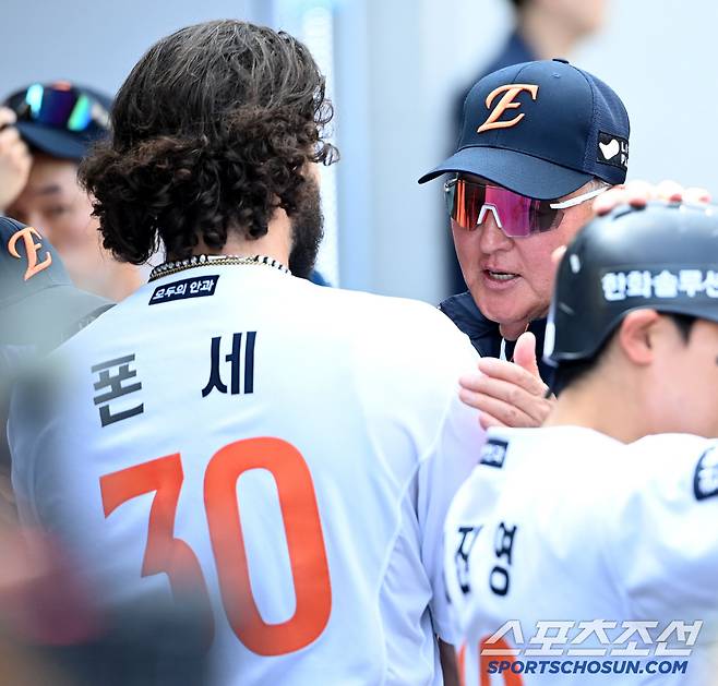 3일 대전 한화생명볼파크에서 열린 KT와 한화의 경기, 한화 김경문 감독이 6회초 투구를 마친 폰세를 향해 그만 던지라며 미소짓고 있다. 대전=허상욱 기자wook@sportschosun.com/2025.06.03/