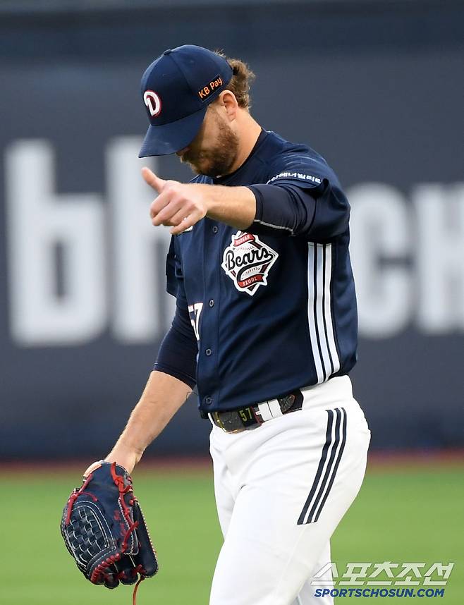 29일 수원KT위즈파크에서 열린 KBO리그 KT 위즈와 두산 베어스의 경기. 1회말 2사 1루 KT 로하스 강습 타구에 맞은 두산 콜어빈이 통증을 호소하고 있다. 수원=박재만 기자 pjm@sportschosun.com/2025.05.29/