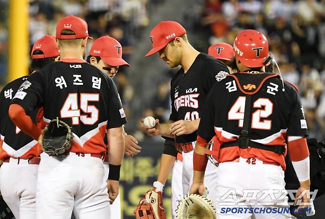 4일 잠실구장에서 열린 두산 베어스와 KIA 타이거즈의 경기. 5회말 1사 두산 케이브 강습 타구에 오른 손등을 맞은 KIA 선발 네일이 통증을 호소하고 있다. 잠실=박재만 기자 pjm@sportschosun.com/2025.06.04/