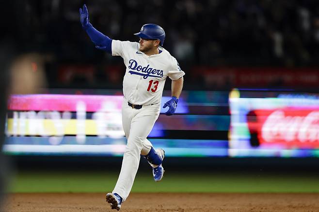 9회 동점 솔로포를 날린 뒤 오른손을 들고 베이스를 돌고 있는 맥스 먼시. EPA연합뉴스