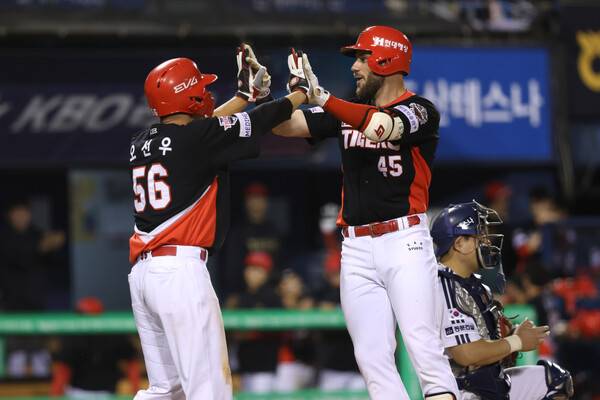홈런 후 하이파이브하는 위즈덤(오른쪽). ⓒKIA 타이거즈