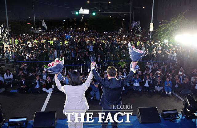 늦은 시간까지 이재명 후보 기다린 지지자들.