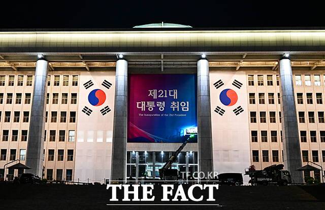 이재명 더불어민주당 대선 후보가 제21대 대통령으로 당선된 4일 오전 서울 여의도 국회 외벽에 태극기와 취임 축하 현수막이 설치되고 있다. /국회=배정한 기자