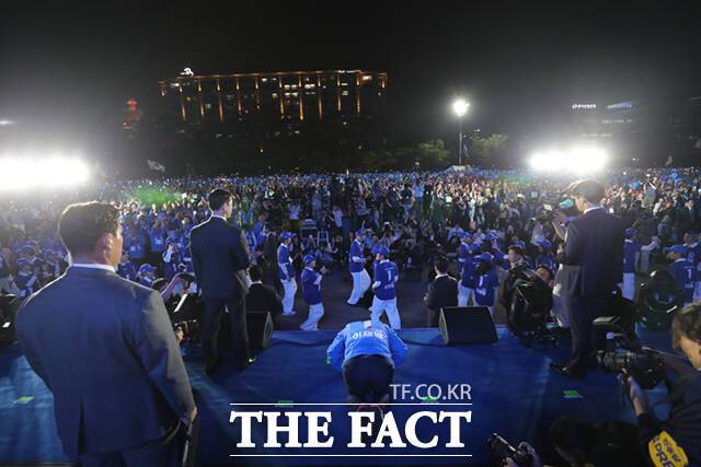 이재명 민주당 후보가 선거 유세 마지막날인 2일 오후 ​서울 여의도공원 문화의마당에서 열린 집중유세에서 지지자들을 향해 큰절하고 있다. /배정한 기자