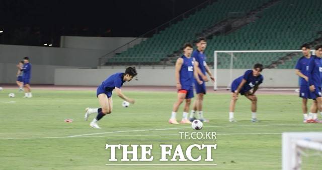 2024~2025 UEFA 챔피언스리그 우승컵을 들어올린 이강인(맨 왼쪽)이 3일 오후(현지시간) 이라크 바스라에서 진행된 홍명보호의 첫 훈련에서 슈팅을 하고 있다./바스라=KFA