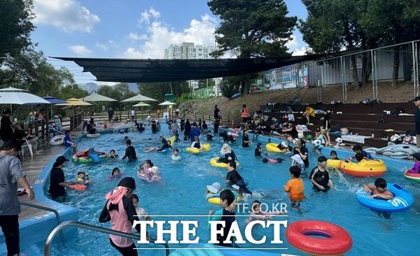두계천 생태공원 물놀이장 운영 모습 /계룡시