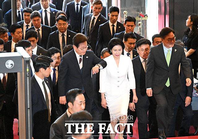 이재명 대통령과 김혜경 여사가 4일 오전 11시 서울 여의도 국회 로텐더홀에서 열리는 ‘취임선서’를 하기 위해 입장하고 있다. /국회사진기자단