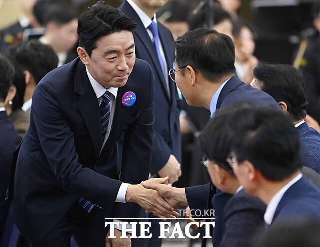 대통령 비서실장에 내정된 강훈식 더불어민주당 의원이 참석해 의원들과 악수하고 있다.