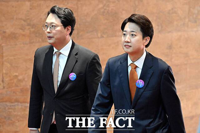 제21대 대통령 선거에 출마했던 이준석 개혁신당 의원(오른쪽)이 4일 오전 서울 여의도 국회의사당에서 열린 이재명 제21대 대통령 취임선서에 참석하고 있다. 왼쪽은 천하람 개혁신당 원내대표. /국회사진기자단