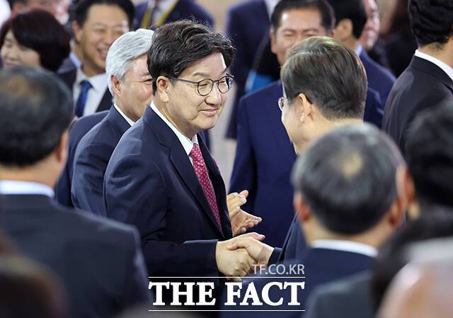 선서식을 마친 이재명 대통령이 권성동 국민의힘 원내대표와 악수하고 있다.