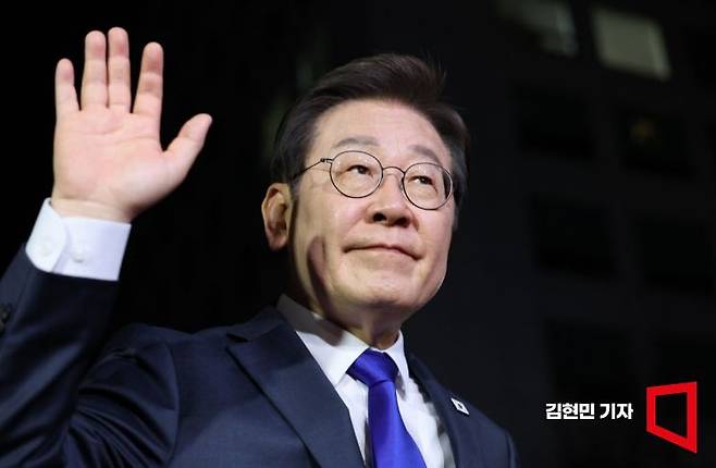 제21대 대통령 당선이 확실시되는 이재명 더불어민주당 대선 후보가 4일 선대위원장들에게 감사 인사를 하기 위해 서울 여의도 중앙당사로 들어가고 있다. 2025.6.4 김현민 기자