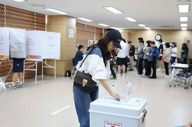 3일 대통령 선거 당일, 서울의 한 투표소에서 한 시민이 투표하고 있다