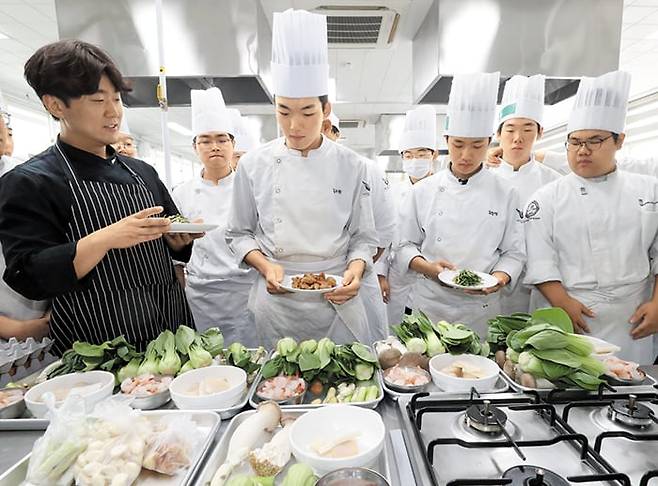 지난달 27일 오전 대구 서구 대구과학기술고 아트조리과 실습실에서 3학년 학생들이 중식 요리 실습을 하기 전 교사의 설명을 듣고 있다. /신현종 기자