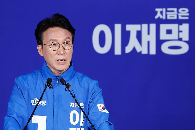 김민석 더불어민주당 상임공동선대위원장이 27일 서울 여의도 중앙당사에서 이낙연 새미래민주당 상임고문과 김문수 국민의힘 대통령 후보의 개헌·공동정부 구성 연대 선언을 비판하고 있다./뉴스1