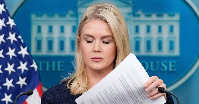 캐롤라인 레빗 백악관 대변인이 3일 브리핑을 하고 있다. /백악관