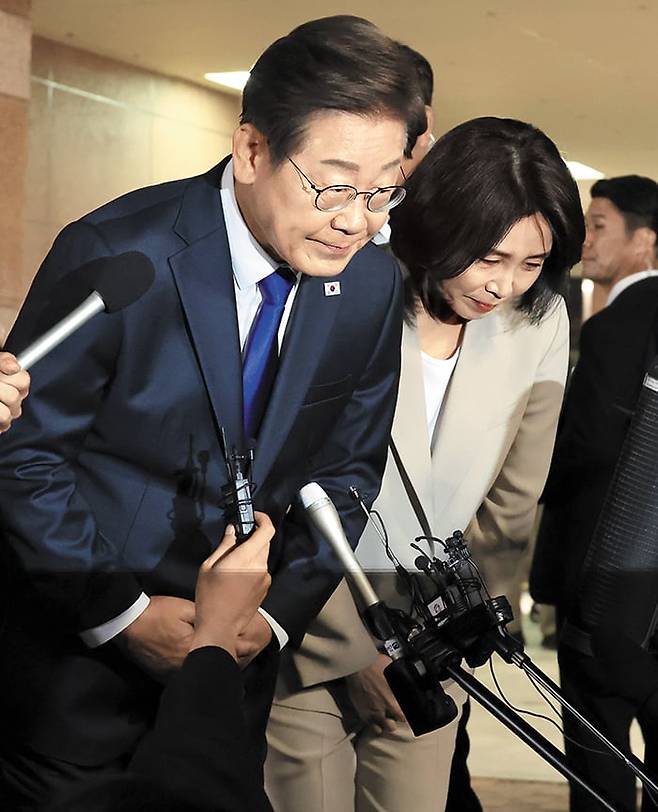 이재명 대통령과 김혜경 여사가 3일 밤 인천 계양구 자택을 나서 서울 여의도 더불어민주당 당사로 향하면서 주민과 지지자들을 향해 고개 숙여 인사하고 있다. /연합뉴스