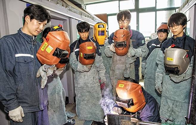 “대학? 명장 될래요” - 지난달 26일 오전 서울 동작구 서울공고 스마트용접설비과 실습실에서 작업복을 입고 용접 마스크를 쓴 1학년 학생들이 ‘피복 아크 용접’ 실습을 하고 있다. /조인원 기자
