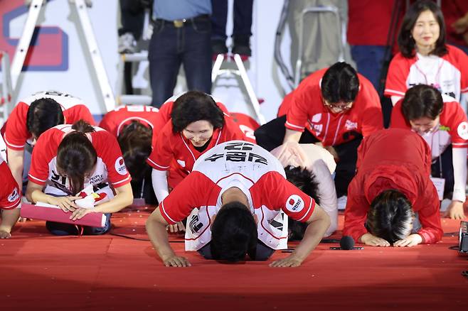 김문수 국민의힘 대선 후보가 2일 서울 중구 서울시청 광장에서 열린 유세에서 유권자들에게 큰 절을 하고 있다.   /뉴시스