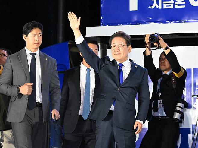 당선이 확실시된 이재명 더불어민주당 대통령 후보가 4일 서울 여의도 국회 앞에 마련된 민주당 국민개표방송시청 현장을 찾아 지지자들에게 인사하고 있다./뉴스1