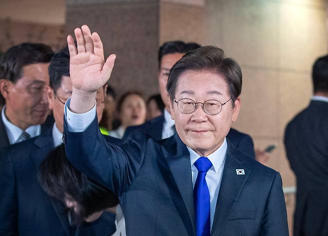 이재명 더불어민주당 대선 후보가 3일 오후 인천 계양구 자택에서 서울 여의도 국회의원회관에 마련된 개표 상황실로 이동하면서 지지자들에게 인사하고 있다./박성원 기자