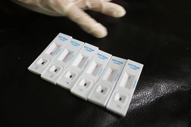 인도네시아에서 마약 및 HIV 퇴치 캠페인 일환으로 마사지업소 종사자들에게 혈액 및 소변검사를 하는 모습. 기사 내용과 관련 없음./ EPA 연합뉴스