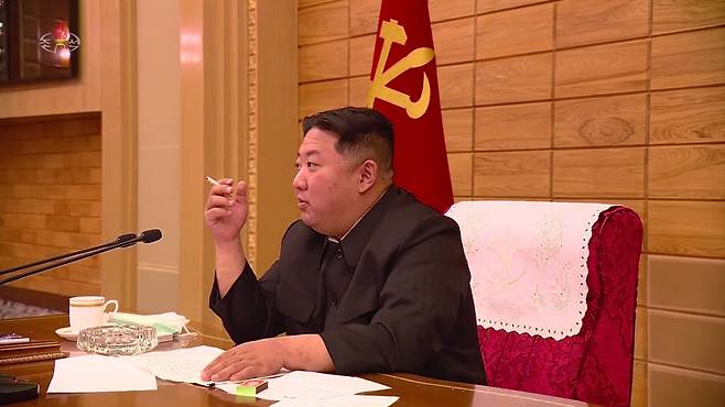 회의 중 담배를 피우는 김정은. /연합뉴스